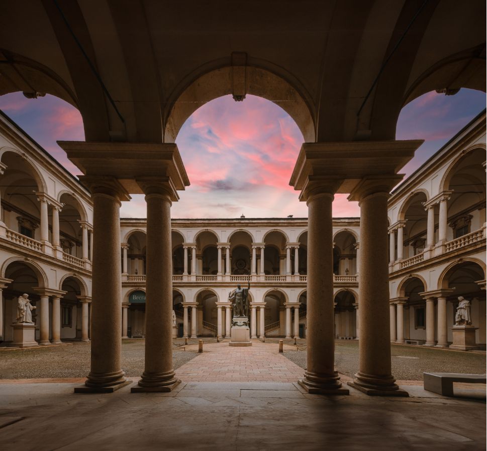 Cortile d'onore di Palazzo Brera al tramonto con colonnato